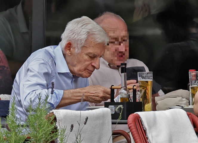 Premier Jerzy Buzek chłodzi się piwkiem