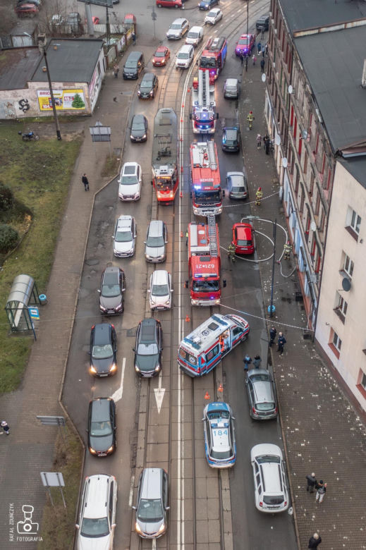 Duże utrudnienia na ul. Katowickiej w Świętochłowicach. Trwa interwencja straży pożarnej