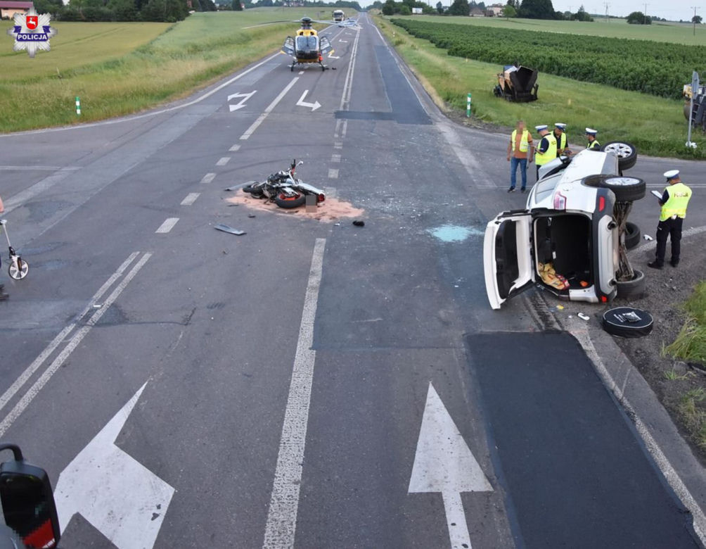 Motocyklem staranował suv-a przewracając go na bok. Zginął na miejscu, kierująca autem umarła w szpitalu
