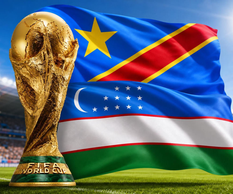 Złote trofeum Pucharu Świata FIFA na tle powiewających flag Demokratycznej Republiki Konga i Uzbekistanu. Scena rozgrywa się na zielonej murawie stadionu piłkarskiego, symbolizując rywalizację Mundialu 2026, o której przeczytasz na naszym portalu.