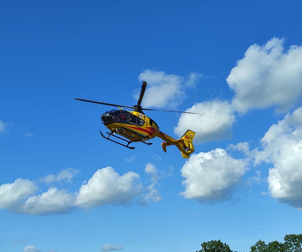 Zderzenie motocykla z osobówką w Mogilnie. Na miejscu helikopter LPR!