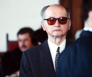 JARUZELSKI W SADZIE KATOW 09 PB