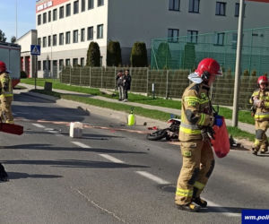 Wypadek w Bartoszycach. Zderzenie osobówki z motocyklem. Jedna osoba ranna [ZDJĘCIA]