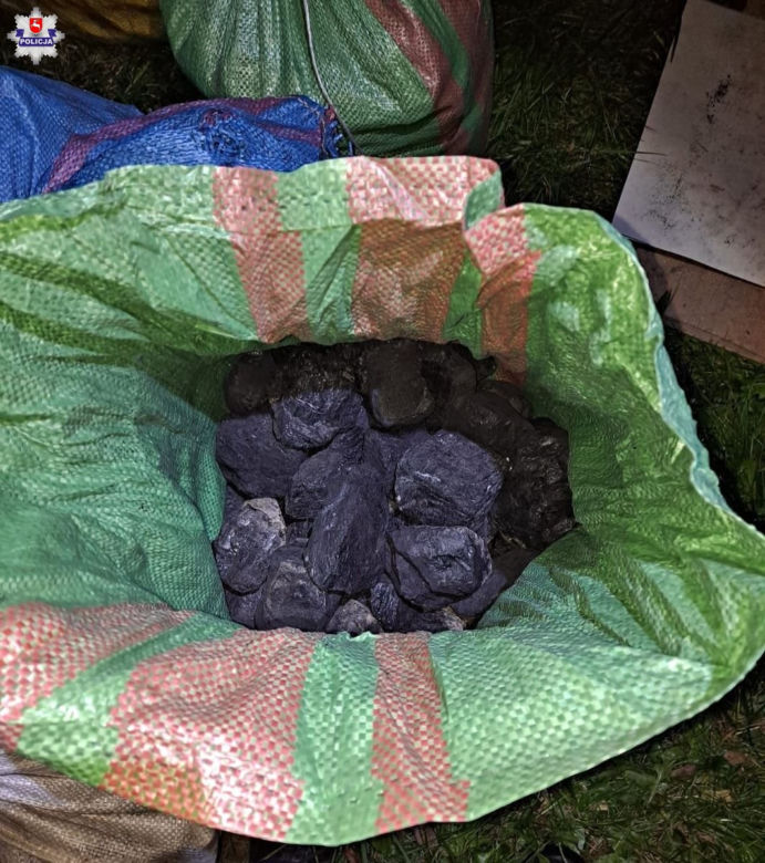 Lubelskie: Sąsiedzi uzbrojeni w taczkę, worki i łopaty ukradli z posesji 800 kg węgla