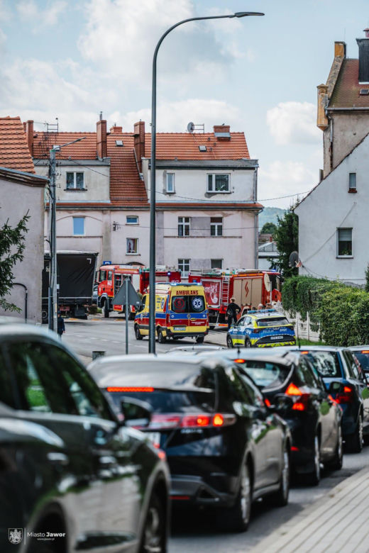 Dramat na Dolnym Śląsku! Ciężarówka wbiła się w budynek mieszkalny. Trwa akcja ratunkowa