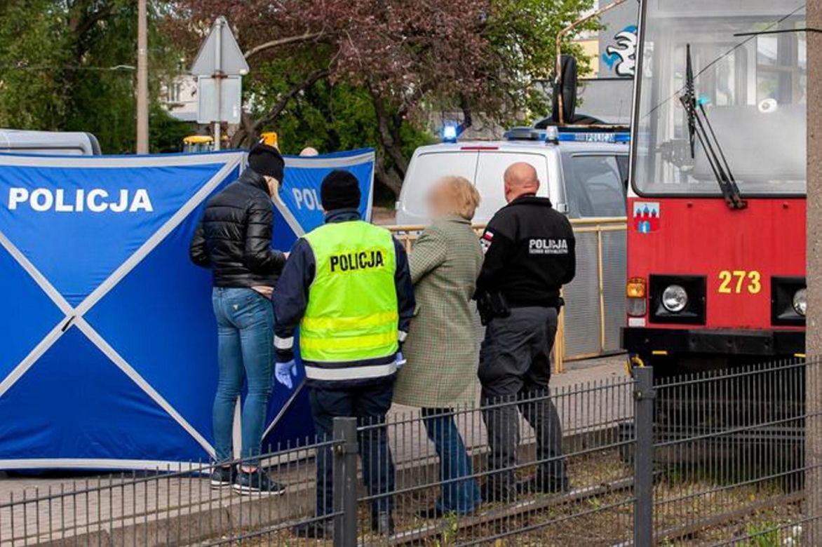 Kwiaty, znicze, pluszaki, łzy. Tak rodzina i znajomi żegnali zmarłą tragicznie Emilię z Bydgoszczy. 