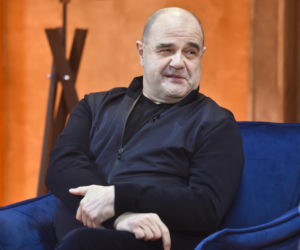 Tak Cezary Żak wyglądał na początku kariery. Niezwykła metamorfoza gwiazdora Miodowych lat