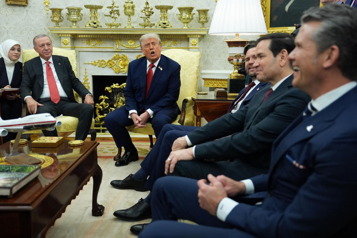 Trump chwali się złotem w Gabinecie Owalnym. "Goście wpadają w zachwyt, najlepszy gabinet w historii"