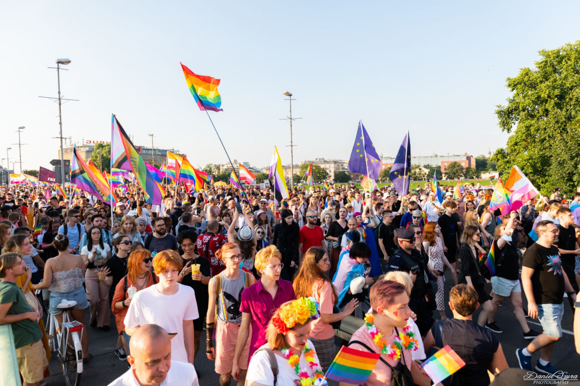 Marsz Równości w Krakowie - tłumy na wydarzeniu pod hasłem "Zaczerpnąć tchu".