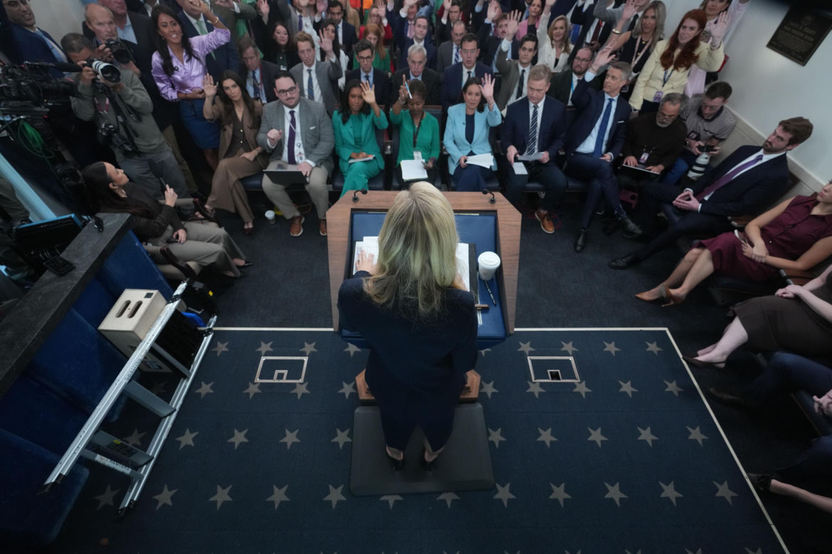 Media masakrują nową rzeczniczkę Trumpa! Piękna blondynka kocha się w prezydencie?
