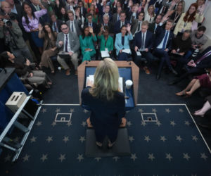 Media masakrują nową rzeczniczkę Trumpa! Piękna blondynka kocha się w prezydencie?
