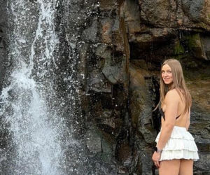 Julia Szeremeta pod wodospadem