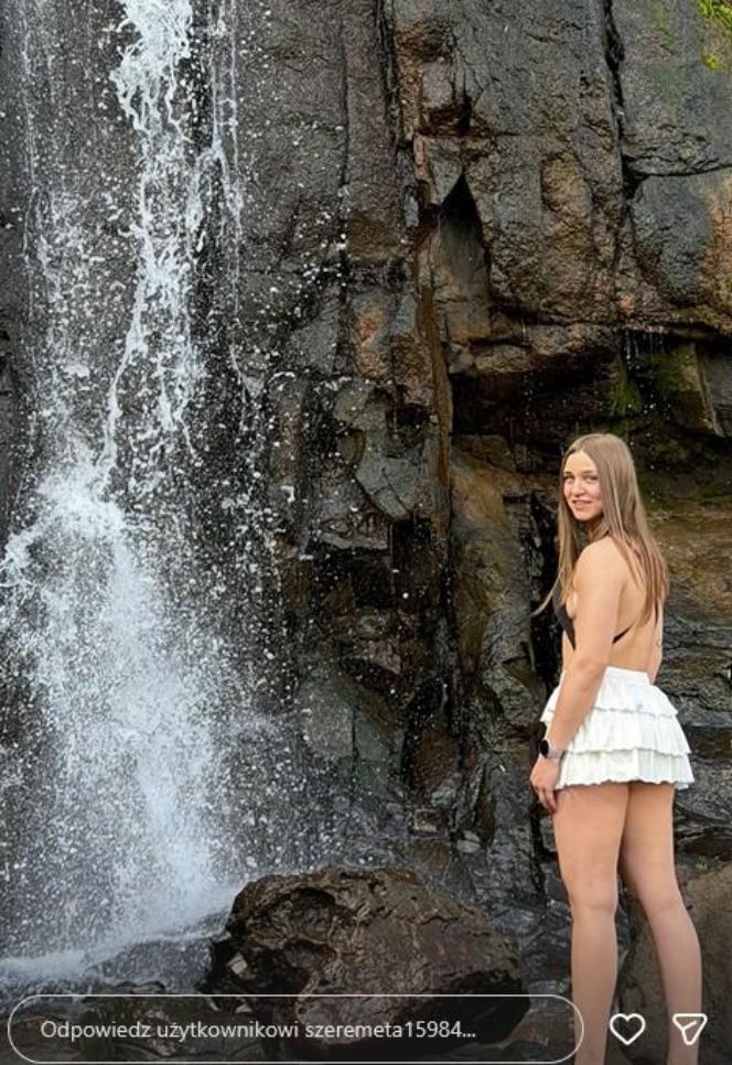 Julia Szeremeta pod wodospadem