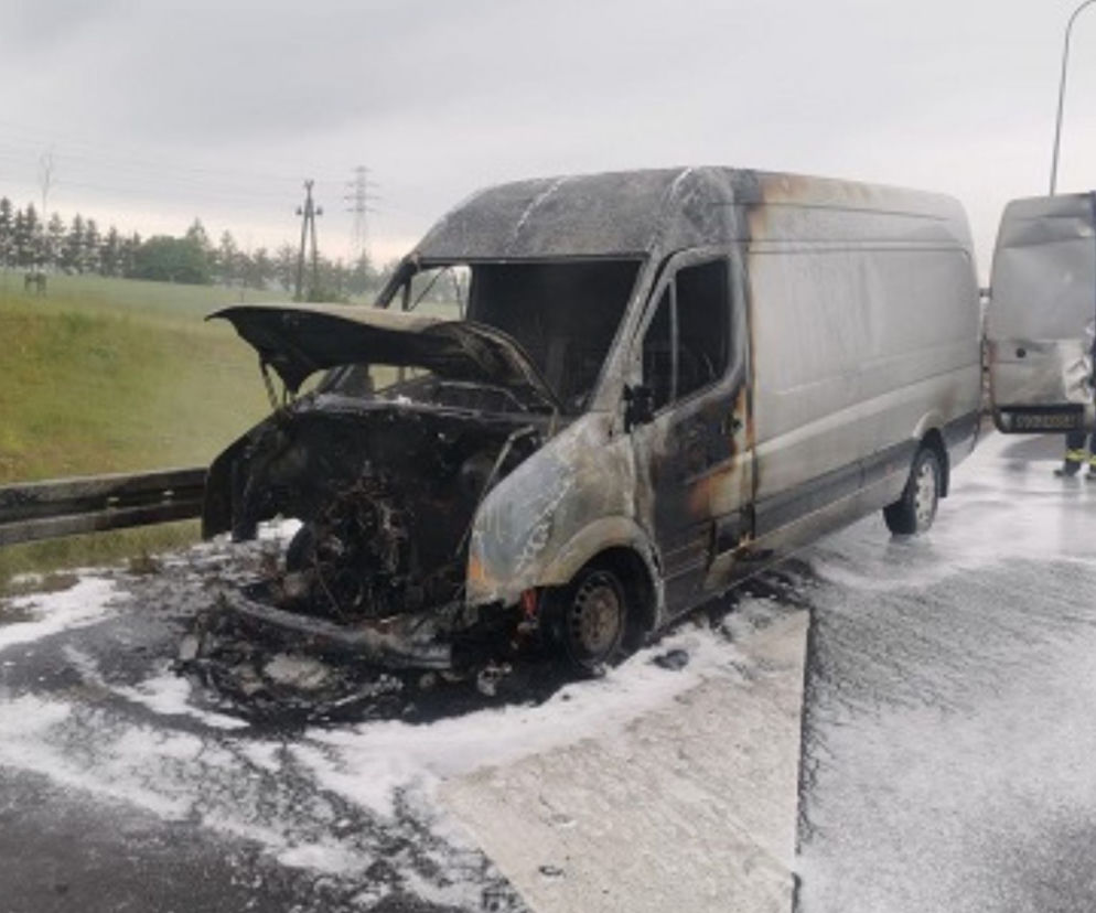 Pożar busa na obwodnicy S51. Auto spłonęło doszczętnie [ZDJĘCIA]