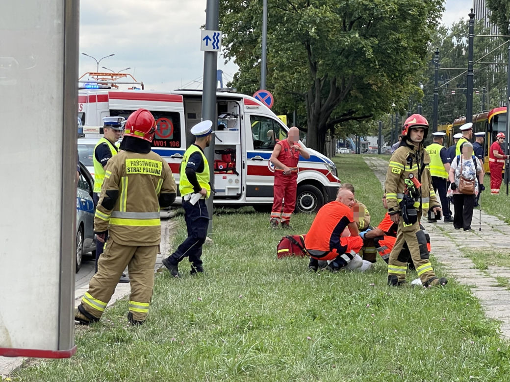 Tragedia w Warszawie. Tramwaj przytrzasnął 4-letniego chłopca i ciągnął po torowisku. Dziecko nie żyje, jego babcia zemdlała