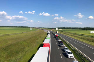 Śląskie: Tragiczny wypadek na autostradzie A4. Ciężarówka zmiażdzyła osobowego golfa. Kierowca osobówki zmarł