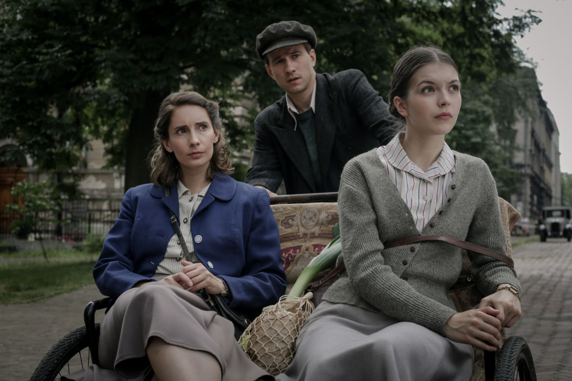Wojenne dziewczyny 5 sezon odc. 53. Nitka (Maja Szopa), Marysia (Aleksandra Pisula), Zyga (Piotr Nerlewski)