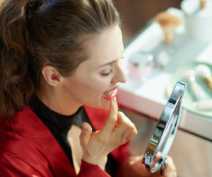 Dziwny osad na zębach po jedzeniu? Szpinakowe zęby to nie powód do wstydu, a sygnał od organizmu