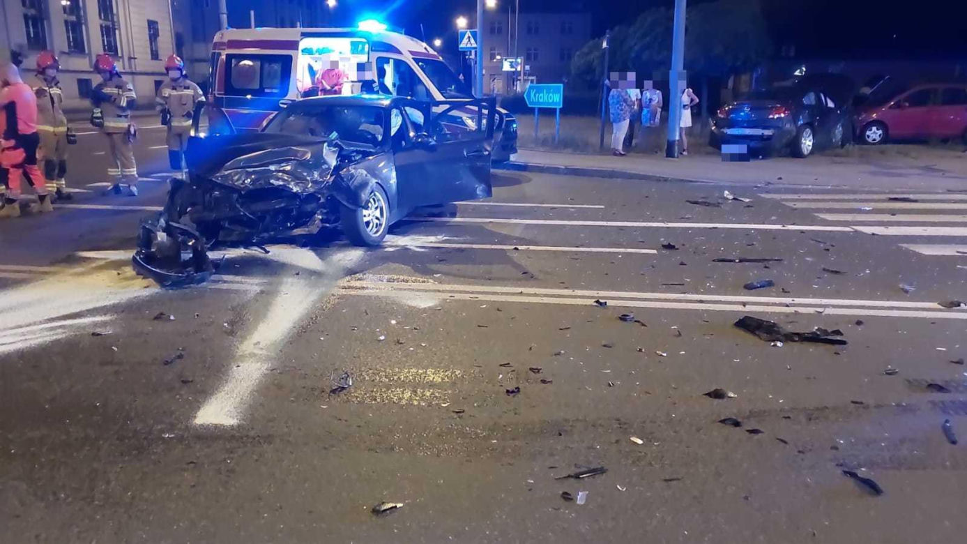 Wypadek na skrzyżowaniu ul. Dąbrowskiego i Konarskiego w Tarnowie. 5 osób trafiło do szpitala