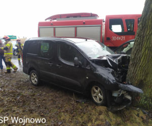 Dąbrówka Nowa. Samochód roztrzaskał się na drzewie! 2 osoby trafiły do szpitala