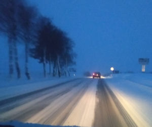 Trudne warunki na drogach w Podlaskiem. Pierwsze utrudnienia i wypadki [ZDJĘCIA]