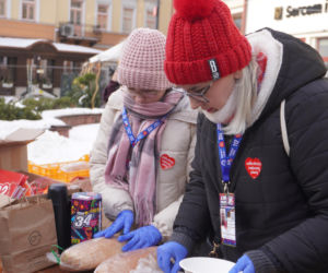 34. Finał WOŚP. Dziennikarze Radia ESKA rozgrzewają Tarnów pysznym żurkiem!