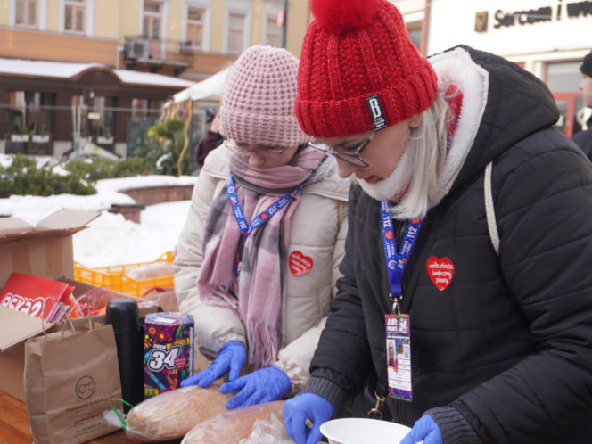 34. Finał WOŚP. Dziennikarze Radia ESKA rozgrzewają Tarnów pysznym żurkiem!