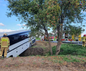 Autobus wypadł z drogi! Fatalny wypadek w Wytrębowicach [ZDJĘCIA]
