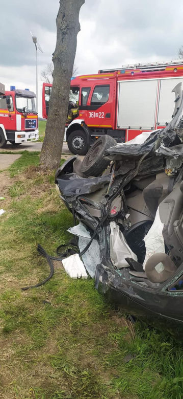 Potworne zderzenie pod Płockiem. Citroena wjechał prosto pod tira. 39-latkę i jej pasażera zabrała karetka [ZDJĘCIA]