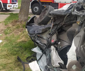 Potworne zderzenie pod Płockiem. Citroena wjechał prosto pod tira. 39-latkę i jej pasażera zabrała karetka [ZDJĘCIA]