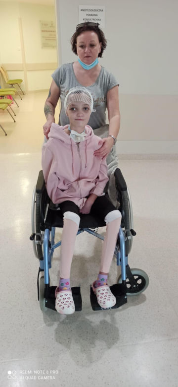 Oliwka wpadła pod pociąg, gdy szła do mamy! Teraz mama walczy o jej powrót do zdrowia