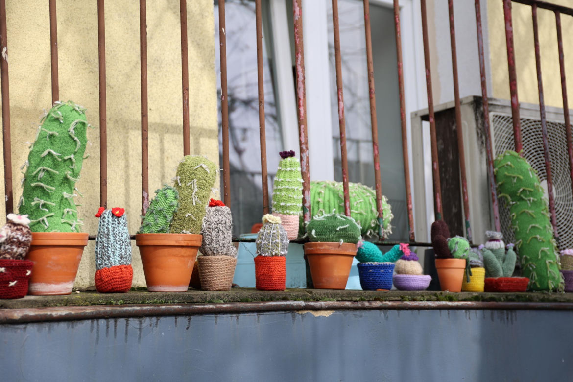 Kolorowe instalacje opanowały Lublin. Tak „Otulanie włóczką” świętuje swoje 10. urodziny!