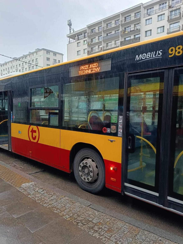 Warszawa. Autobusy miejskie ostrzelane na Marszałkowskiej. Na miejscu policja [ZDJĘCIA]