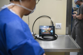 Polscy lekarze z Chin zoperaowali pacjentów w Warszawie. To pierwsze w historii operacje telerobotyczne na taką odległość