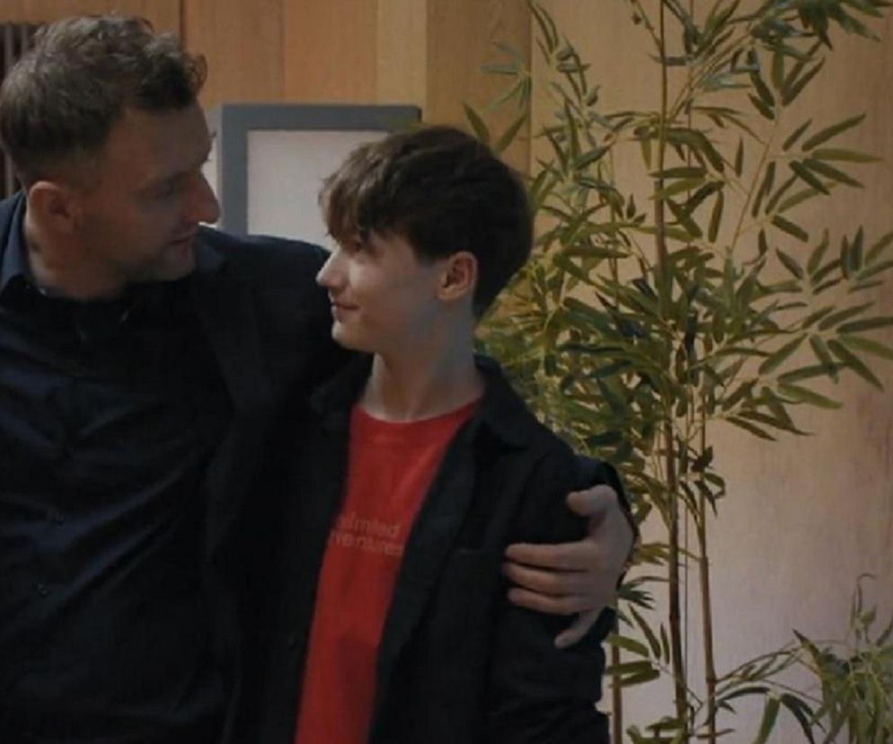 Bartek Lisiecki obejmuje ramieniem uśmiechniętego Franka. O ich męskiej przyjaźni w M jak miłość przeczytasz na Eska.