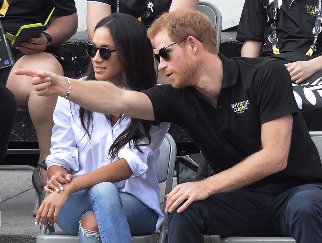 Harry i Meghan ODCHODZĄ z rodziny królewskiej! Zarobią na tym miliony