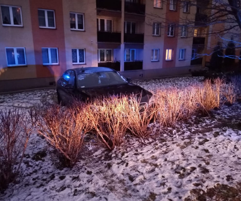 Łomża: Pijany jeździł po trawniku i uderzył w blok!