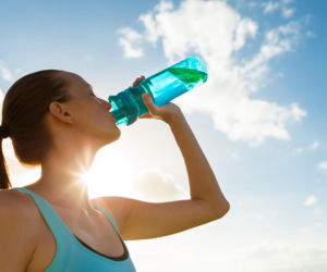 Pijesz z butelki wielorazowej? To siedlisko pleśni. Lekarka radzi: Myj ją w ten sposób raz w tygodniu