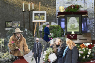 Przyjaciele żegnają Magdę Umer kwiatami. Hołd oddał jej Rafał Trzaskowski. Zjawił się na cmentarzu z nietypową wiązanką