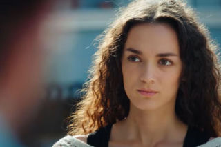 Dziedzictwo, odcinek 897: Ayse znajduje Ferita z inną kobietą, a jej gniew prowadzi do zaskakujących podejrzeń