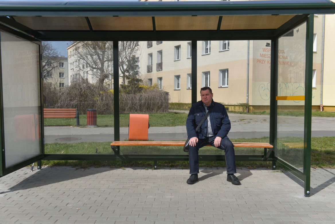Arkadiusz Brodziński czeka na przystanku, na którym nie stają autobusy
