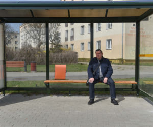 Arkadiusz Brodziński czeka na przystanku, na którym nie stają autobusy