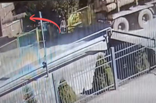 Z ciężarówki spadł potężny bal drewna. O włos od tragedii pod szkołą