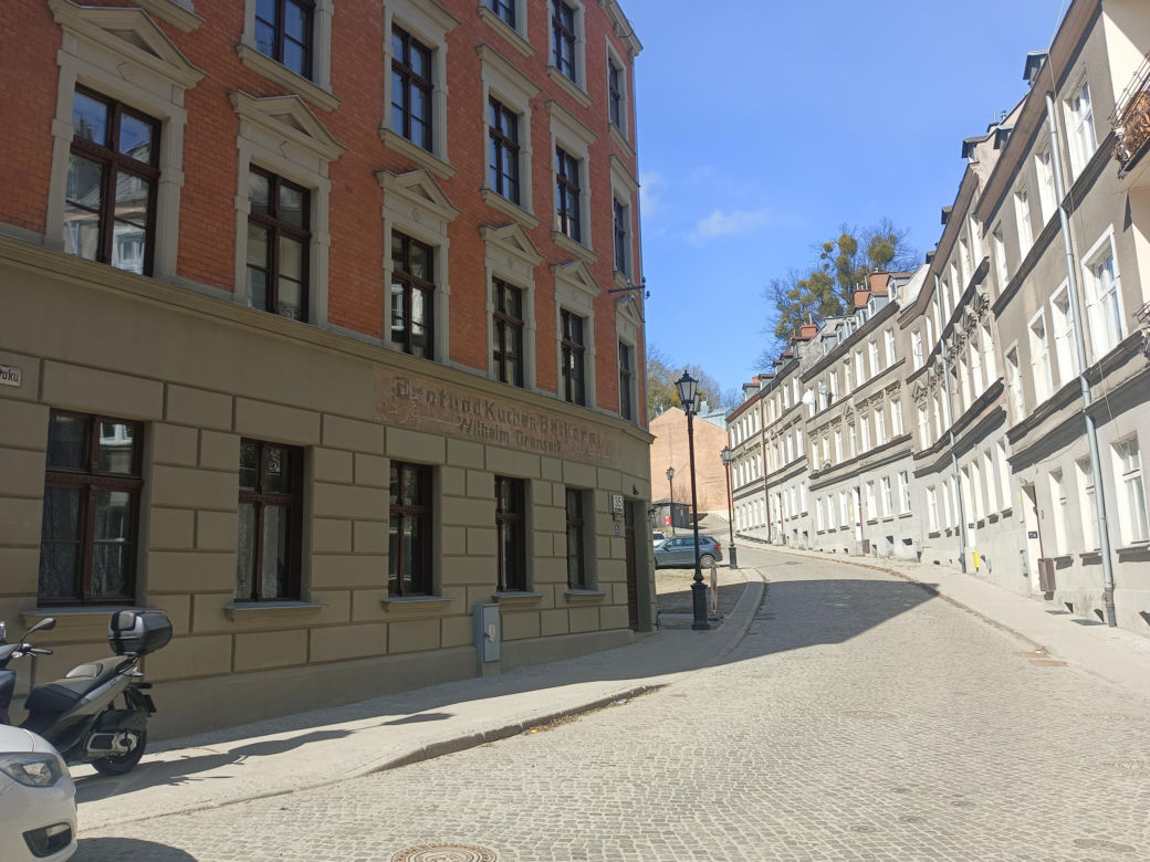 Tak zmieniła się Biskupia Górka. Zrewitalizowano kamienice. Zdjęcia przed i po 