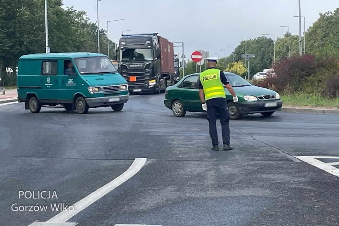 Policjanci pomagają kierowcom po nawałnicy, która przeszła przez Gorzów