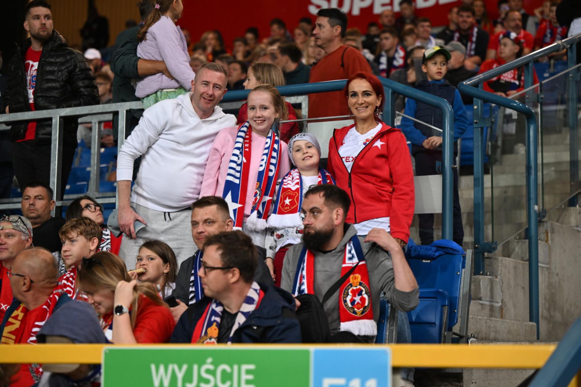 Tak kibice Wisły Kraków bawili się na trybunach. Znajdź się na zdjęciach