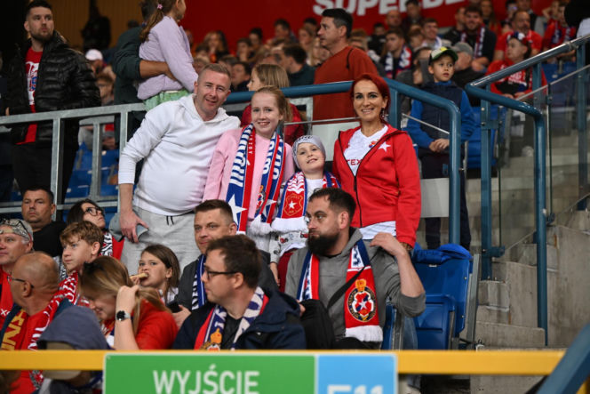 Tak kibice Wisły Kraków bawili się na trybunach. Znajdź się na zdjęciach