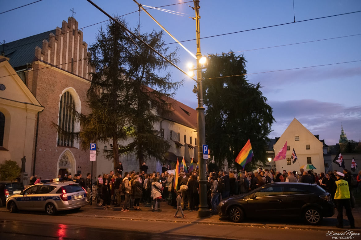 Tańczący protest pod krakowską kurią