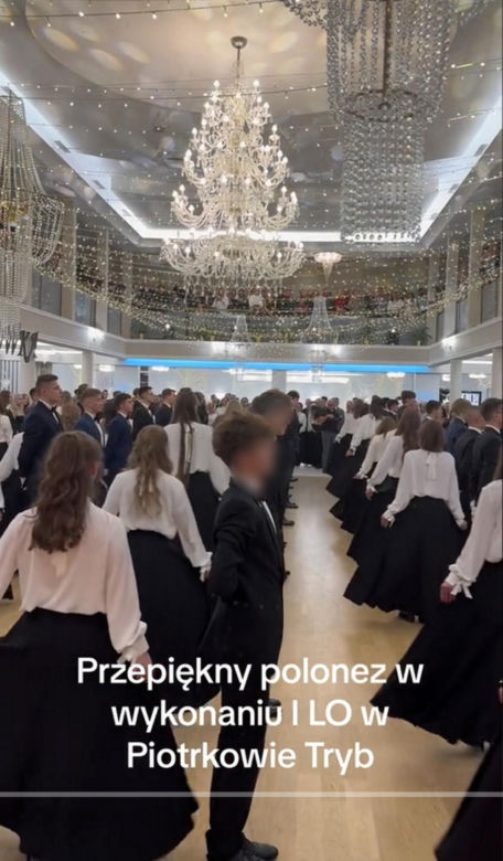 To nagranie ze studniówki zachwyca! Polonez  jak z innych czasów.  Białe bluzki, czarne spódnice
