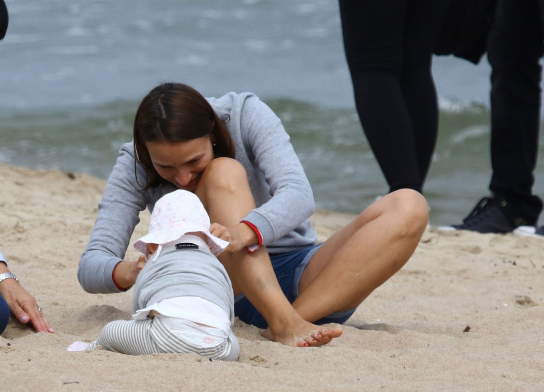 Anna Starmach z dzieckiem na plaży